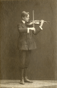 800053 Portret van Cornelis Hartvelt (Utrecht, 26-1-1900 - ), poserend met zijn viool.